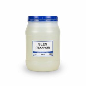 تگزاپون-مایع-صنعتی-(SLES)-در-بشکه-پلاستیکی-مقاوم،-رنگ-شفاف-تا-زرد-روشن،-بکگراند-سفید-با-سایه-ملایم